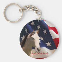 Cavalo com o chaveiro da bandeira americana