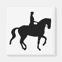 Cavalo do adestramento de Piaffe e cavaleiro (pret Ima De Geladeira