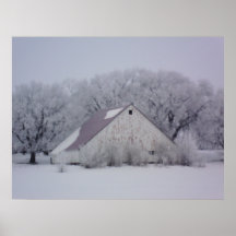 Celeiro do país no impressão ou no poster da neve