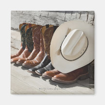 Chapéu de vaqueiro na fileira de botas de vaqueiro imã