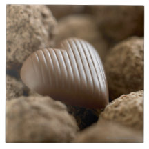 chocolate nestled entre outros chocolates azulejo