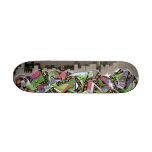 Cidade no conselho dos grafites da xadrez skate boards
