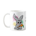 Coelho bonito cinzento do Vegan com caneca da ceno canecas