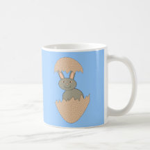 Coelho que choca da caneca estranha do ovo