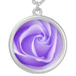 Colar bonito do rosa do roxo