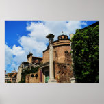 Colunas do ruínas velhas, panorama romano do fórum pôsteres