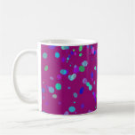 Confetes coloridos sobre o roxo caneca