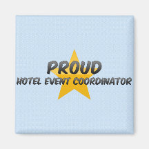Coordenador orgulhoso do evento do hotel ima de geladeira
