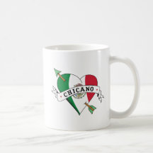 Coração do tatuagem do Chicano com bandeira mexica Canecas