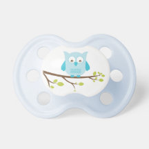 Coruja azul em um Pacifier do ramo Chupeta