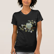 Coruja das bolinhas na árvore tshirt