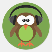 Coruja dos desenhos animados com fones de ouvido adesivos redondos