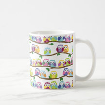 Corujas coloridas em um ramo caneca