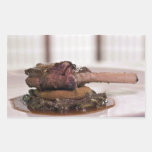 Costeleta de carne de porco em uma placa adesivo em forma retangular