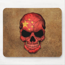 Crânio chinês envelhecido e vestido da bandeira mouse pads