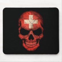 Crânio suíço da bandeira no preto mousepads