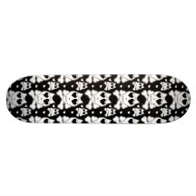 Crânios bonitos com o skate preto das fitas