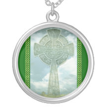 Cruz celta e nuvens verdes colar personalizado