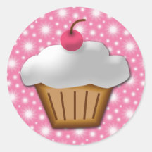 Cupcake do entalhe com a cereja cor-de-rosa na par adesivo em formato redondo