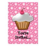 Cupcake do entalhe com a cereja cor-de-rosa na par convites personalizado