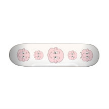 Desenhos animados de um bebê bonito, sorrindo skates
