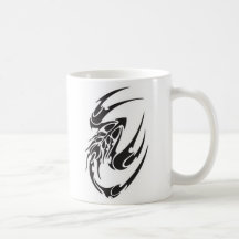 Design tribal do tatuagem do escorpião canecas