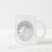 Dinossauro em uma bicicleta no céu com lua caneca