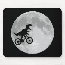 Dinossauro em uma bicicleta no céu com lua mousepad