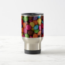 Doces de chocolate coloridos caneca