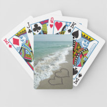 Dois corações da areia na praia cartas de baralhos