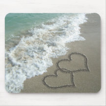 Dois corações da areia na praia, oceano romântico mouse pad