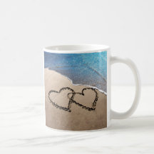 Dois corações na areia caneca