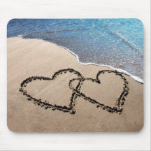 Dois corações na areia mousepad