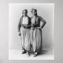 Duas mulheres aciganadas posters
