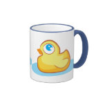 Ducky de borracha amarelo bonito com caneca das bo