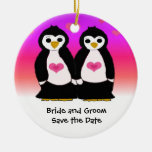 Economias bonitos do casal do pinguim a data enfeites para arvores de natal
