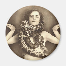 Encantador de cobra retro do secundário das mulher imas