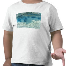 Entregue o estêncil, da seção superior do manchada tshirt
