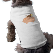 Equitação do macaco do bebê em um porco camisa para cães