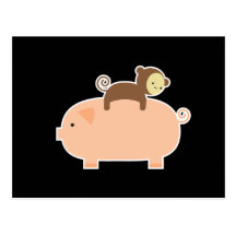 Equitação do macaco do bebê em um porco cartão postal