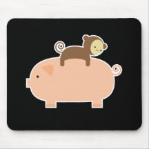 Equitação do macaco do bebê em um porco mousepads
