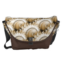 Escudos dourados em uma grande bolsa mensageiro da