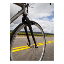 Estrada do homem que biking no POV de alta velocid Cartoes Postais