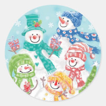 Família do boneco de neve na neve pronta para o Na Adesivos Em Formato Redondos
