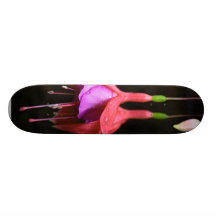 Flores vermelhas roxas na árvore skate