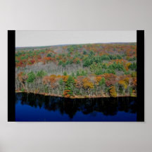 folhagem de outono sobre a vista de um lago pequen posters