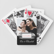 Foto preto e branco elegante da lembrança do casam baralhos de carta