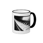 Fotografia preta & branca elegante do piano canecas