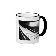 Fotografia preta & branca elegante do piano canecas