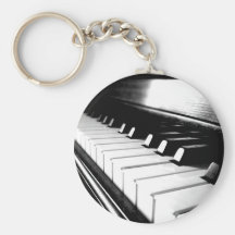 Fotografia preta & branca elegante do piano chaveiros